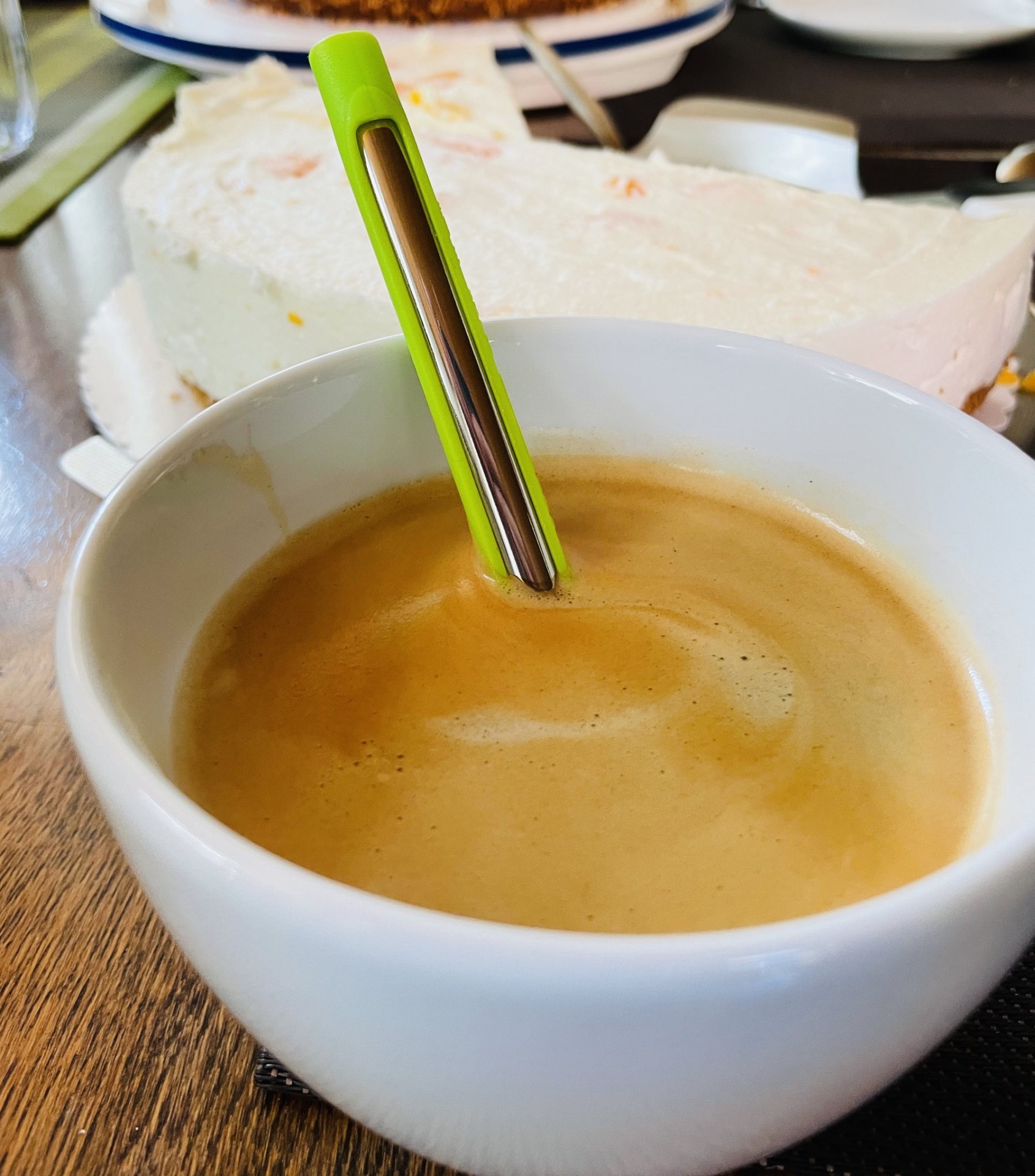 Der kaufMann Trinkhalm im Kaffee. Der Halm ist ideal für Heißgetränke geeignet.